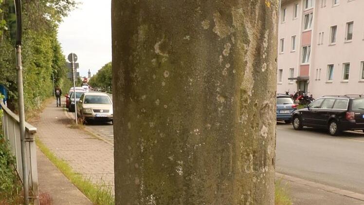 Geblieben ist dieser Kilometerstein.