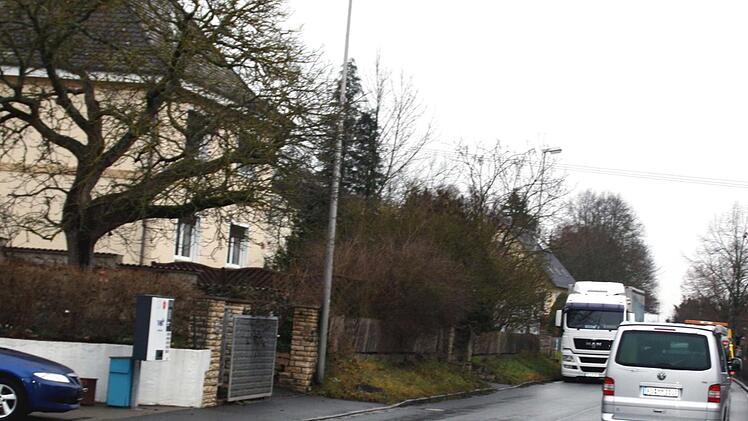 Nach der Kfz-Werkstatt (l.) gibt es bisher für Fußgänger kein Weiterkommen.      Foto: Richard Sänger (Archiv)