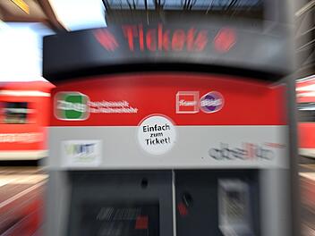 Deutsche Bahn startet Sommeroffensive 2025: Storno-Rückwärtsrolle und neue Rabatte
