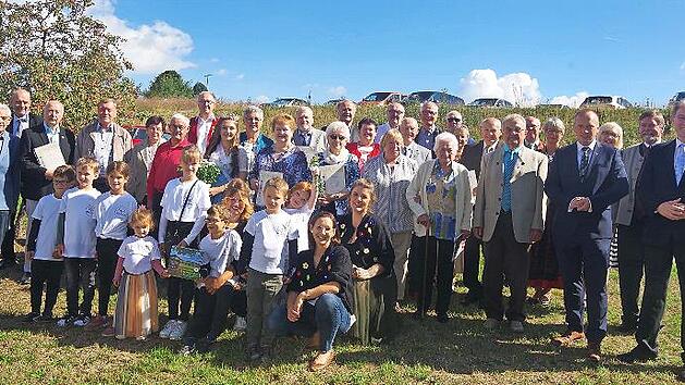 Die Vorstandschaft des OGV Windheim freut sich mit der Kindergruppe, Gartenkönigin Julia Gareis sowie den Ehrengästen über die Ehrung langjähriger Mitglieder.