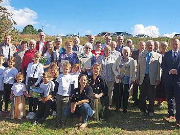 Die Vorstandschaft des OGV Windheim freut sich mit der Kindergruppe, Gartenkönigin Julia Gareis sowie den Ehrengästen über die Ehrung langjähriger Mitglieder.