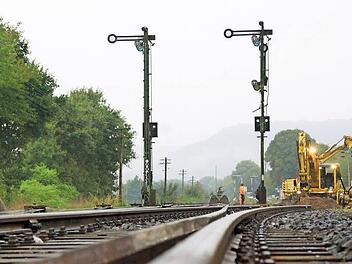 Bagger heben das Gleisbett am Bahnhof Elfershausen-Trimberg aus.Fotos: Arkadius Guzy