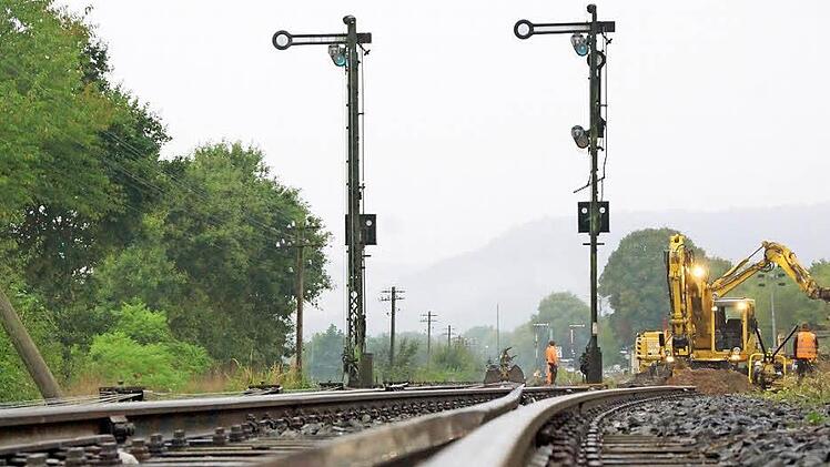 Bagger heben das Gleisbett am Bahnhof Elfershausen-Trimberg aus.Fotos: Arkadius Guzy