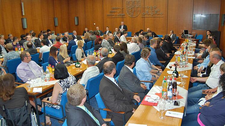 In dem bis auf den letzten Platz gefüllten Sitzungssaal des Landratsamtes würdigte Landrat Thomas Bold die besonderen Leistungen der diesjährigen Kammersieger.