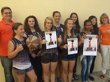 Rang drei in Bayern, das kann sich sehen lassen für die Mädchen der Altersklasse III/2 im Basketball der Mittelschule in Oerlenbach. Unser Foto zeigt (von links Lehrer) Thomas Lenz, Madlen Schießer, Emma Erhard, Jenny Beck, Olivia Stichler, Lara Zwirlein, Hanna Kuhn, Sokna Peter, Luisa Vogel und Rektorin Sonja Then. Foto: Stefan Geiger