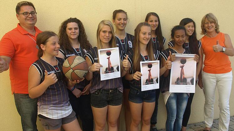 Rang drei in Bayern, das kann sich sehen lassen für die Mädchen der Altersklasse III/2 im Basketball der Mittelschule in Oerlenbach. Unser Foto zeigt (von links Lehrer) Thomas Lenz, Madlen Schießer, Emma Erhard, Jenny Beck, Olivia Stichler, Lara Zwirlein, Hanna Kuhn, Sokna Peter, Luisa Vogel und Rektorin Sonja Then. Foto: Stefan Geiger
