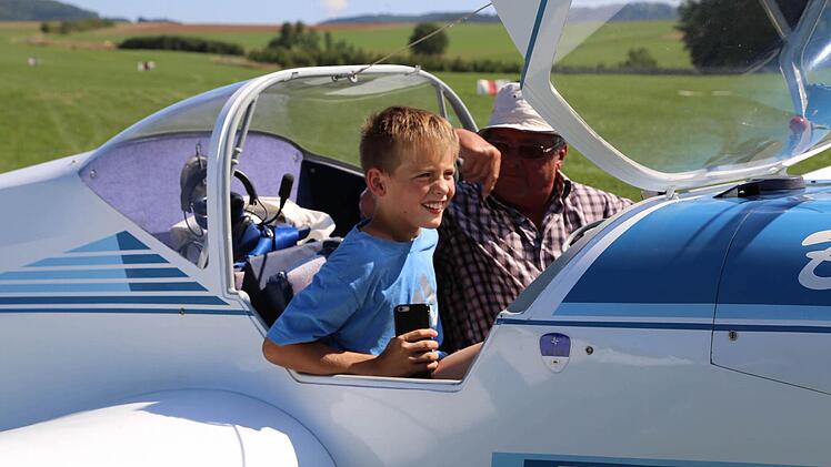 Max aus Hausen ist begeistert nach seinem Rundflug. Foto: Franz Galster