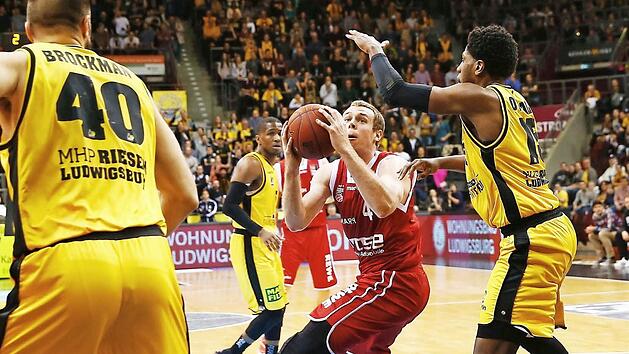 Nicolo Melli (mit Ball) war mit 17 Punkten, sechs Rebounds, drei Assists und zwei Ballgewinnen der effektivste Spieler in Reihen des Meisters. Hier tanzt er Royco O'Neale (r.) und Jon Brockman aus. Foto: Daniel L&ouml;b