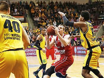 Nicolo Melli (mit Ball) war mit 17 Punkten, sechs Rebounds, drei Assists und zwei Ballgewinnen der effektivste Spieler in Reihen des Meisters. Hier tanzt er Royco O'Neale (r.) und Jon Brockman aus. Foto: Daniel Löb