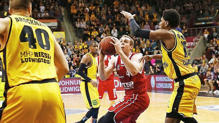 Nicolo Melli (mit Ball) war mit 17 Punkten, sechs Rebounds, drei Assists und zwei Ballgewinnen der effektivste Spieler in Reihen des Meisters. Hier tanzt er Royco O'Neale (r.) und Jon Brockman aus. Foto: Daniel Löb