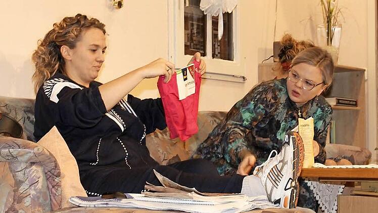 Sexy Unterwäsche für die Kur ordert Erika (Katharina Kaiser, links, mit Conny Panten, rechts). Fotos: Evi Seeger