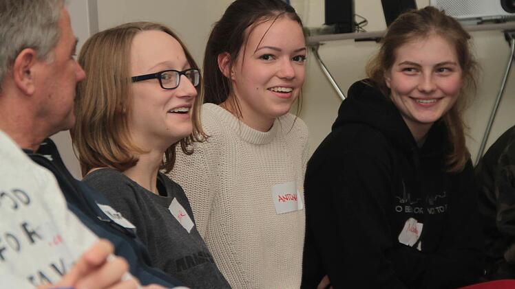 Leonie, Antonia und Nadine sind froh, dass der Druck weg ist und alle wieder gleich behandelt werden. Foto: Dagmar Besand