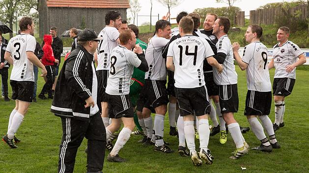Nach dem 3:0-Sieg im Nachbarderby gegen den SV Steinwiesen war die Meisterschaft des DJK-SV Neufang perfekt. Entsprechend gro&szlig; wurde sie gefeiert.  Foto: Heinrich Wei&szlig;