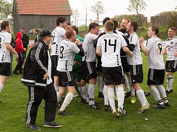 Nach dem 3:0-Sieg im Nachbarderby gegen den SV Steinwiesen war die Meisterschaft des DJK-SV Neufang perfekt. Entsprechend groß wurde sie gefeiert.  Foto: Heinrich Weiß