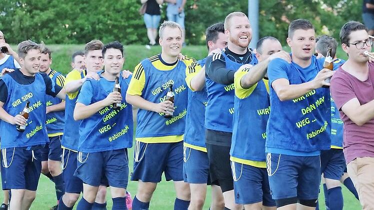 Die SG Oberleichtersbach/Modlos feiert den Aufstieg in die Rhöner Kreisklasse ausgelassen und musikalisch. Fotos: Sebastian Schmitt