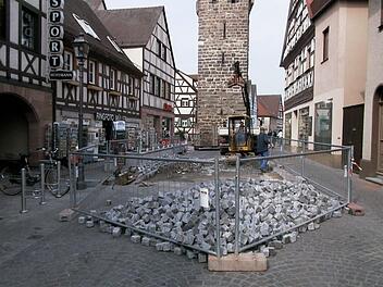 Baustellen habe man jetzt genug: Bürgermeister Hacker scheut monatelange Beeinträchtigungen in der Hauptstraße. Unser Foto zeigt die Ausbesserung des damals gerade erst verlegten historischen Pflasters im Jahr 2002.  Fotos: Bernhard Panzer