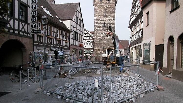 Baustellen habe man jetzt genug: Bürgermeister Hacker scheut monatelange Beeinträchtigungen in der Hauptstraße. Unser Foto zeigt die Ausbesserung des damals gerade erst verlegten historischen Pflasters im Jahr 2002.  Fotos: Bernhard Panzer