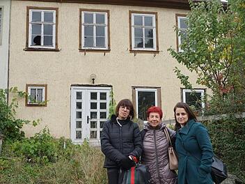 Rachel Garonne (Mitte) mit ihrer Tochter Inbal Garonne (links) und  ihrer Nichte Shir Gideon (rechts) vor dem Geburtshaus ihrer Mutter Hertha. Foto: Marion Eckert