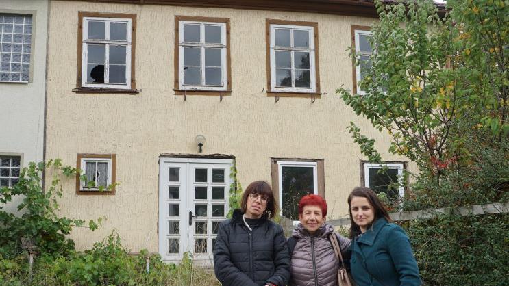 Rachel Garonne (Mitte) mit ihrer Tochter Inbal Garonne (links) und  ihrer Nichte Shir Gideon (rechts) vor dem Geburtshaus ihrer Mutter Hertha. Foto: Marion Eckert