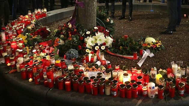 Nach einem t&ouml;dlichen Schlag starb ein Feuerwehrmann am Freitag in Augsburg. Die Anteilnahme bei seinen Kameraden ist gro&szlig;: Im Raum N&uuml;rnberg gedenken die &ouml;rtlichen Feuerwehren auf ihre Weise dem get&ouml;teten Kameraden. Symbolfoto: Karl-Josef Hildenbrand/dpa