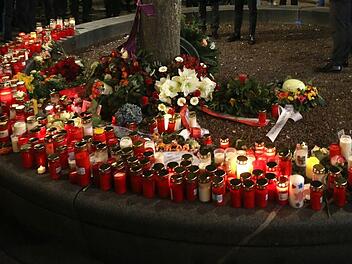 Nach einem t&ouml;dlichen Schlag starb ein Feuerwehrmann am Freitag in Augsburg. Die Anteilnahme bei seinen Kameraden ist gro&szlig;: Im Raum N&uuml;rnberg gedenken die &ouml;rtlichen Feuerwehren auf ihre Weise dem get&ouml;teten Kameraden. Symbolfoto: Karl-Josef Hildenbrand/dpa