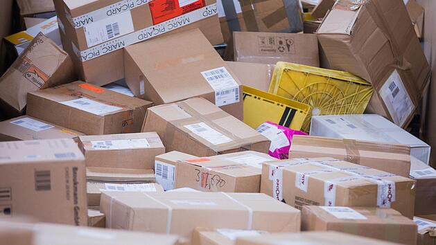 Eine neue Betrugs-Masche macht mal wieder via Mail die Runde. Wenn sie kein Paket erwarten, sollten sie bei Mails zur Sendungsverfolgung vorsichtig sein.  Symbolfoto: Rolf Vennenbernd/dpa