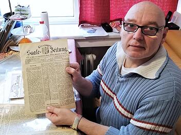 Sammler Dieter Schlager (60) mit einer Saale-Zeitung von 1874. Fotos: Sigismund von Dobschütz