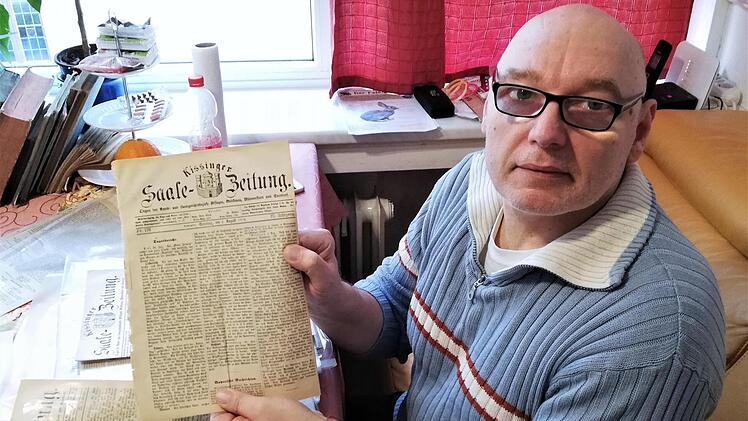 Sammler Dieter Schlager (60) mit einer Saale-Zeitung von 1874. Fotos: Sigismund von Dobschütz