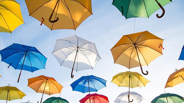 Symbolbild: Regenschirme, Sonnenschirme