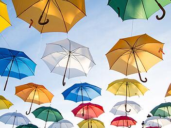 Symbolbild: Regenschirme, Sonnenschirme