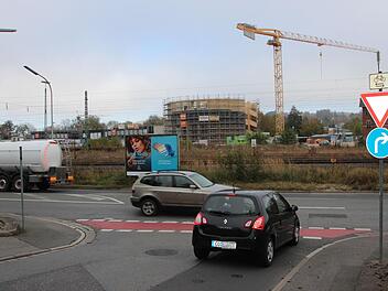 Dem Globe so nah, doch der Weg dorthin ist trotzdem weit: Die Coburger FDP schlägt jetzt vor, eine Fahrrad- und Fußgängerbrücke über die Bahngleise zu bauen.