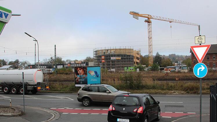 Dem Globe so nah, doch der Weg dorthin ist trotzdem weit: Die Coburger FDP schlägt jetzt vor, eine Fahrrad- und Fußgängerbrücke über die Bahngleise zu bauen.