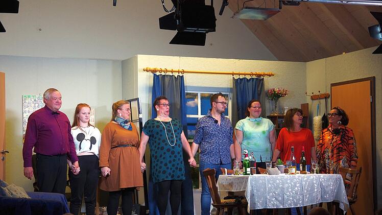 Die humorvolle Verwechslungskomödie "Charleys Tante" hat die Theatergruppe Katzenbach in die World-Wide-Web-Zeit übertragen. Sie hat  eine moderne Slapstick-Komödie insze