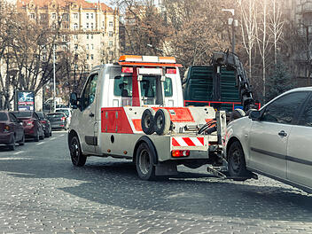 Mann sein illegal verkauftes Auto mit Abschleppwagen zur&uuml;ck