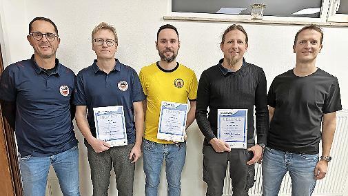 Ehrungen und Neuwahlen beim FC Eltingshausen(v.l.): Steffen Hartung (neuer Vorsitzender Öffentlichkeitsarbeit), Claus-Peter Köth (Vorsitzender Finanzen), Lukas Karch (ausscheidendes Vorstandsmitglied), Andreas Metzler (Vorsitzender Wirtschaftsbetr...