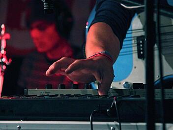 Die Musikini Hammelburg hat ihre Hand am Puls der Zeit. Ihre Unplugged-Abende im Musikhaus sind legendär. Dass auch die Stadt den kulturellen Einsatz des Vereins würdigt, zeigte die Verleihung der Ehrenplakette.  Foto: Gerd Schaar/Archivbild