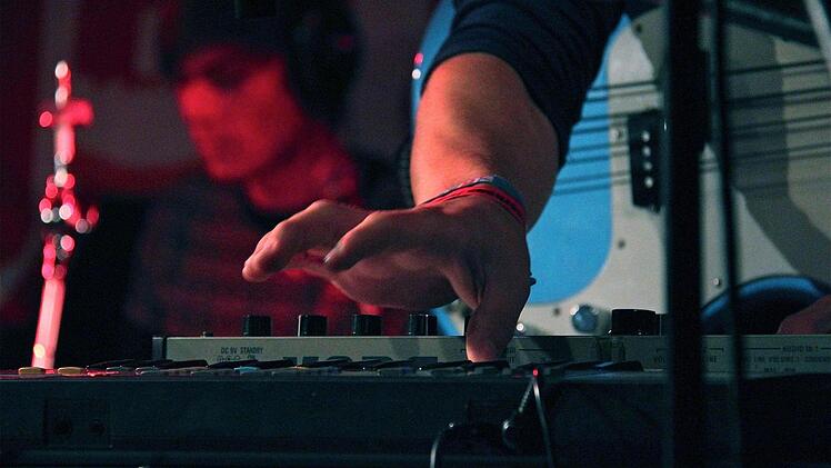 Die Musikini Hammelburg hat ihre Hand am Puls der Zeit. Ihre Unplugged-Abende im Musikhaus sind legendär. Dass auch die Stadt den kulturellen Einsatz des Vereins würdigt, zeigte die Verleihung der Ehrenplakette.  Foto: Gerd Schaar/Archivbild