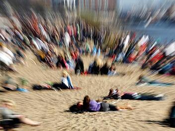 Mallorca oder Elbestrand? Deutschland wird derzeit von der Sonne verwöhnt wie selten. Foto: dpa