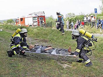 Die Affalterthaler Feuerwehr in Aktion bei der letzten Gemeindeübung beim Maternhaus am Ortseingang. Foto: Reinhard Löwisch