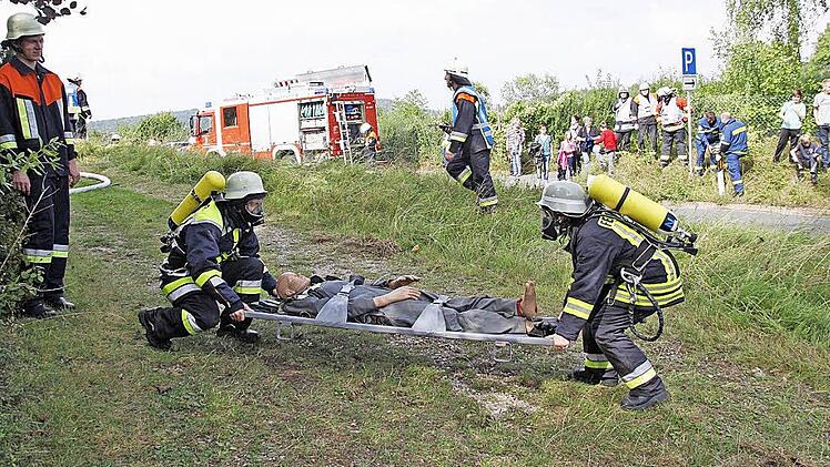 Die Affalterthaler Feuerwehr in Aktion bei der letzten Gemeindeübung beim Maternhaus am Ortseingang. Foto: Reinhard Löwisch