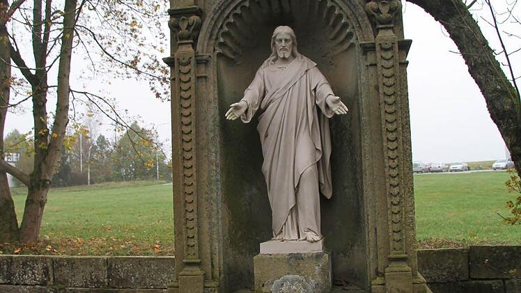 Auch das Grab der Familie Heinz stammt aus den Anfängen des Friedhofes . Foto: Sonja Adam