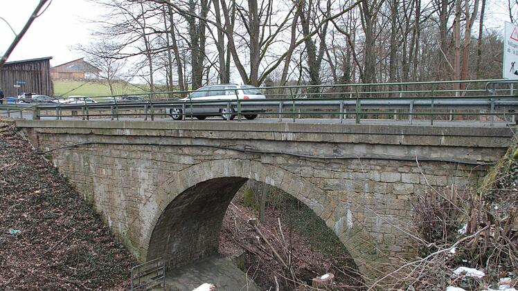Die im Jahr 1890 errichtete Bogenbrücke war der Verkehrsbelastung nicht mehr gewachsen. Foto: Jürgen Gärtner