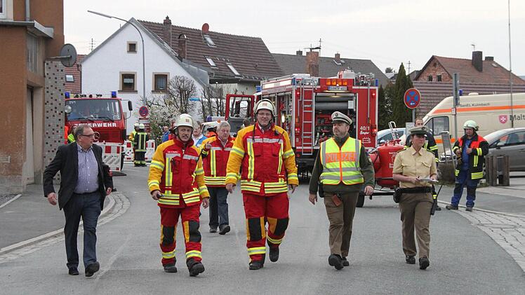 Gefahr gebannt: Die Einsatzkräfte von Feuerwehr und Polizei kommen mit stellvertretendem Landrat Dieter Schaar (links) vom Einsatz und geben Entwarnung. Foto: Jürgen Gärtner