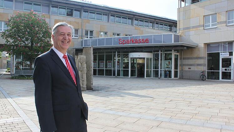 Für Vorstandsvorsitzenden Klaus Scherr (Foto oben) ist die Fusion der Sparkassen Kulmbach und Kronach eine Erfolgsgeschichte. Fotos: Veronika Schadeck