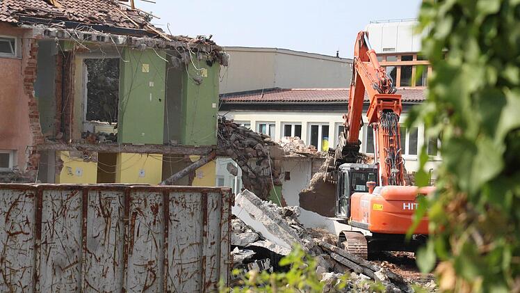 Der Abriss der alten Grundschule in der Kerschensteinerstraße in Höchstadt ist eine staubige Angelegenheit. Nachdem das Gebäude verschwunden ist, soll hier eine neue Doppelturnhalle zwischen Ritter-von-Spix-Mittelschule und Gymnasium entstehen. Foto: Christian Bauriedel