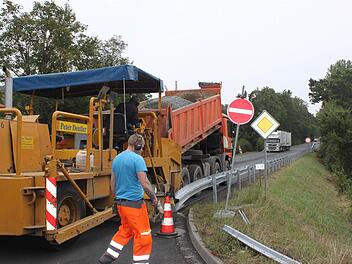 Die Baufirma war hier noch mit Restarbeiten beschäftigt. Ab Samstag ist die B 85 wieder in beide Richtungen befahrbar. Foto: Alexander Hartmann