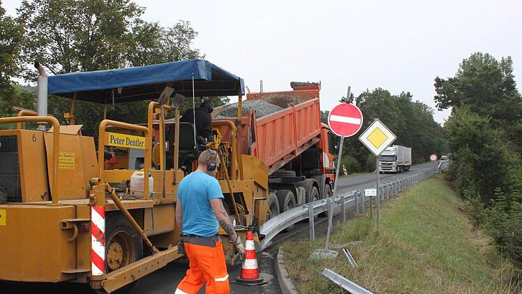 Die Baufirma war hier noch mit Restarbeiten beschäftigt. Ab Samstag ist die B 85 wieder in beide Richtungen befahrbar. Foto: Alexander Hartmann