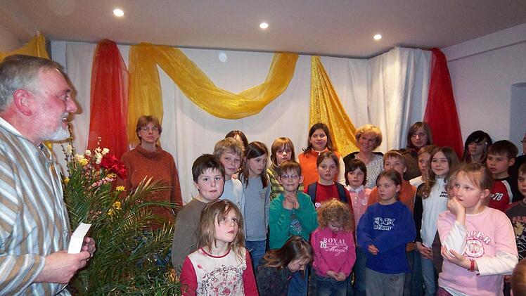 Über 2000 Menschen aller Altersgruppen besuchen alljährlich den Ostergarten des Vereins "Bibelwelten", hier der evangelische Diakon Robert Hager bei einer der ersten Führungen vor neun Jahren.Über 2000 Menschen aller Altersgruppen besuchen alljährlich den Ostergarten des Vereins "Bibelwelten", hier der evangelische Diakon Robert Hager bei einer der ersten Führungen vor neun Jahren.