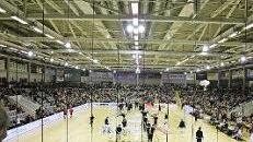 Bereits eine gute Stunde vor Spielbeginn waren bereits 2000 Zuschauer in der HUK-Arena und verfolgten das Aufwärmen.