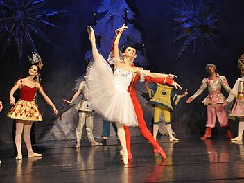 Ein Traumpaar Kateryna Kalchenko als Klara und Mykhailo Syniavskyi als der Nussknackerprinz.  Foto: Peter Klopf